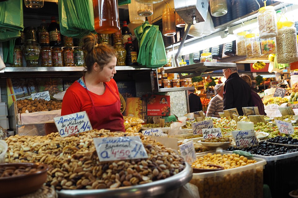 Handla vid stånden inne i Mercado de Atarazanas
