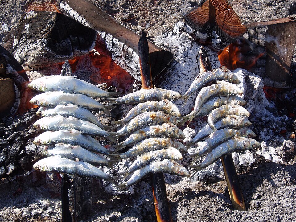 Espeto de sardinas som grillas på stranden