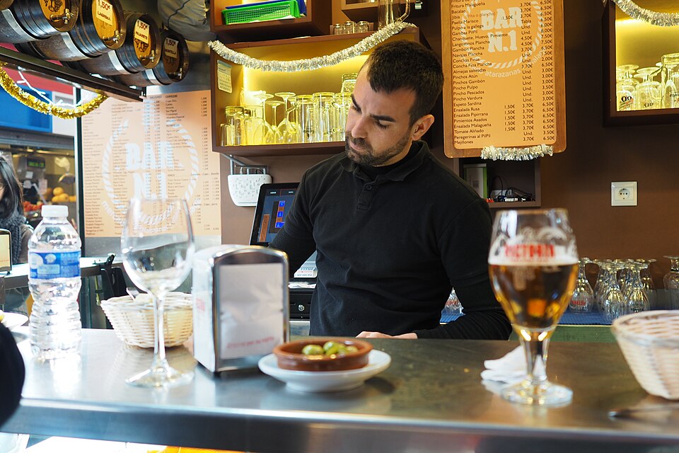 En livlig tapasbardisk inne i marknaden