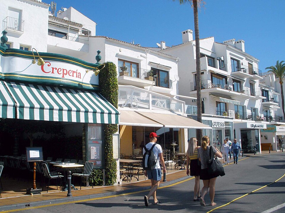 Uteservering vid vattnet i Puerto Banús