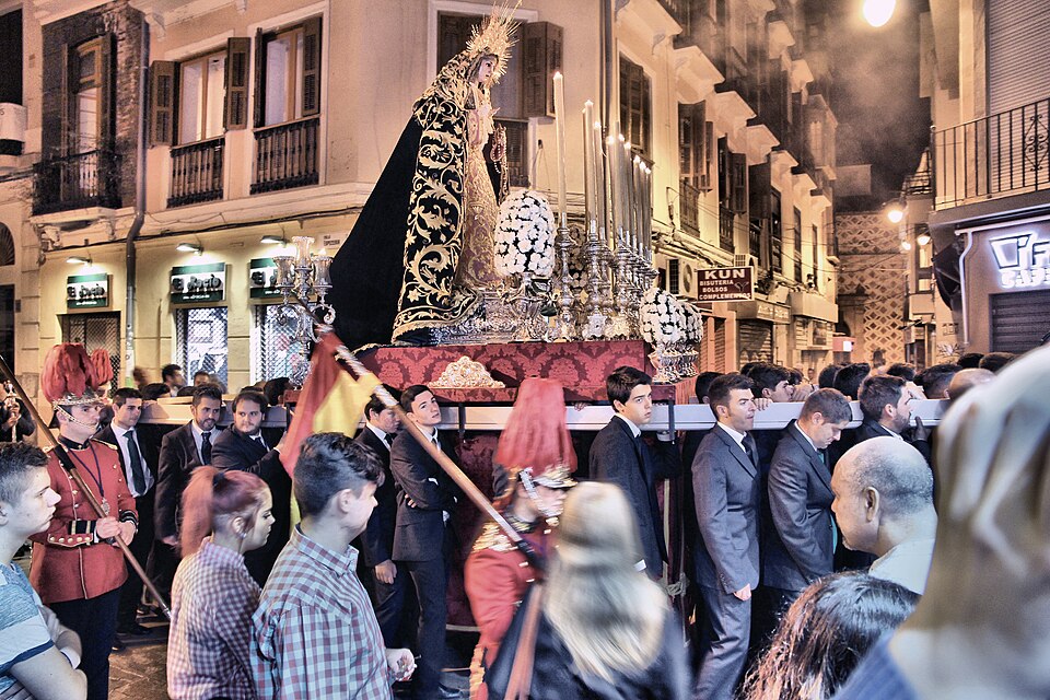 En procession som slingrar sig genom Málaga