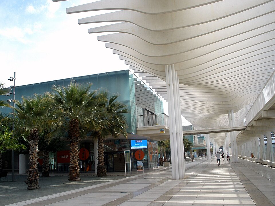 En promenad längs Muelle Uno i Málaga