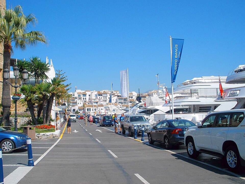 Yachter och shoppare längs Puerto Banús