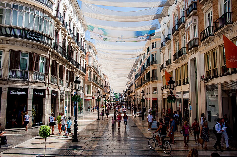 Shoppare under sommarmarkiserna på Calle Larios