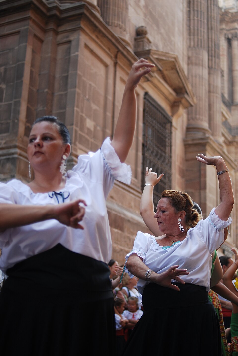 Flamencodansare i flamencoklänning på Málagas gator