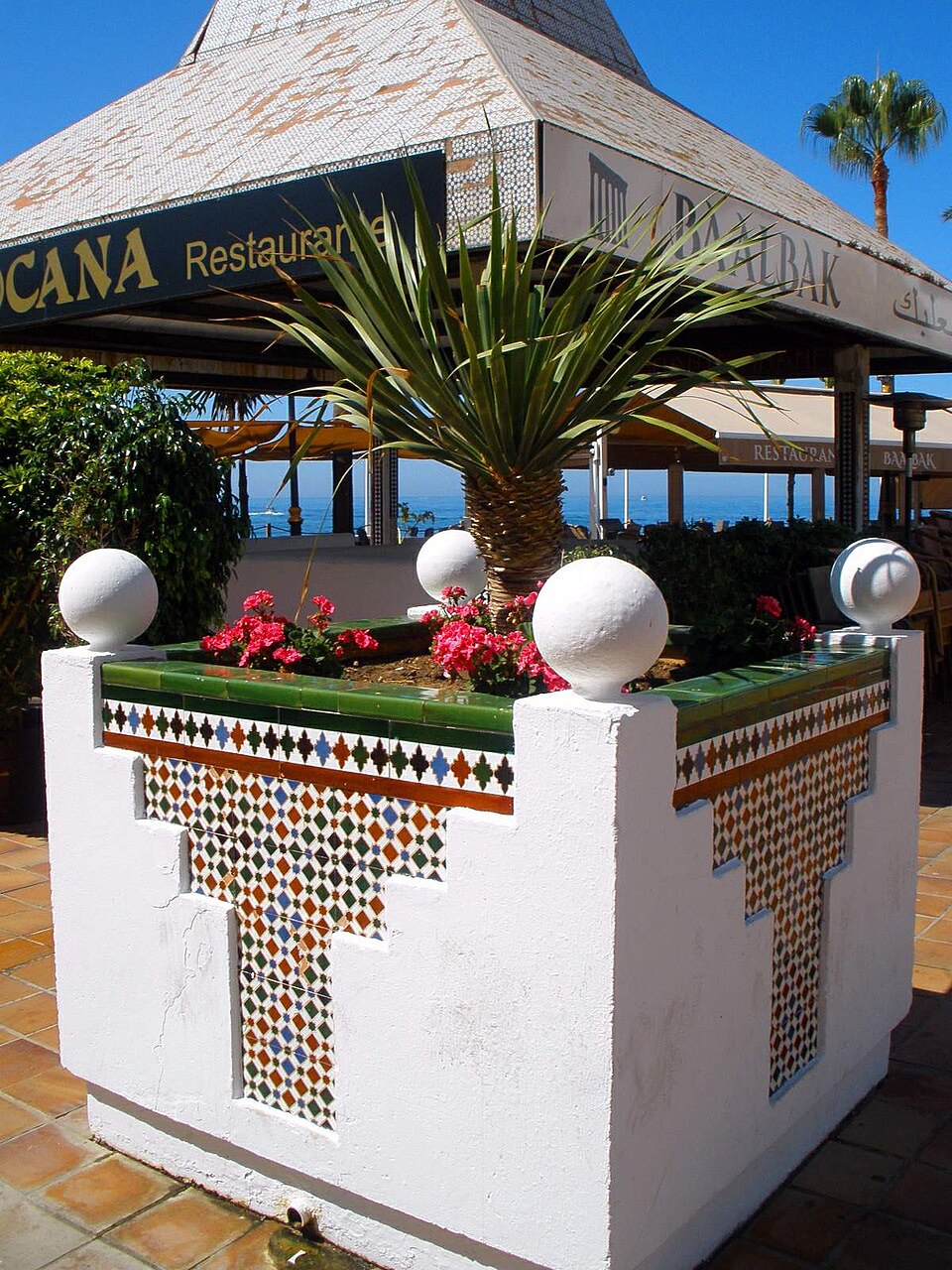 Restaurangkantad strandpromenad i Puerto Banús