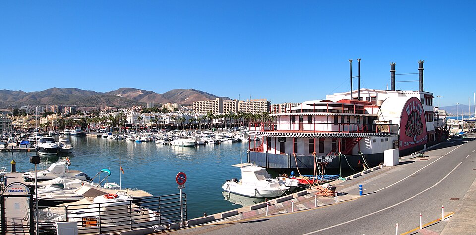 Båtar och flanörer vid Puerto Marina, Benalmádena