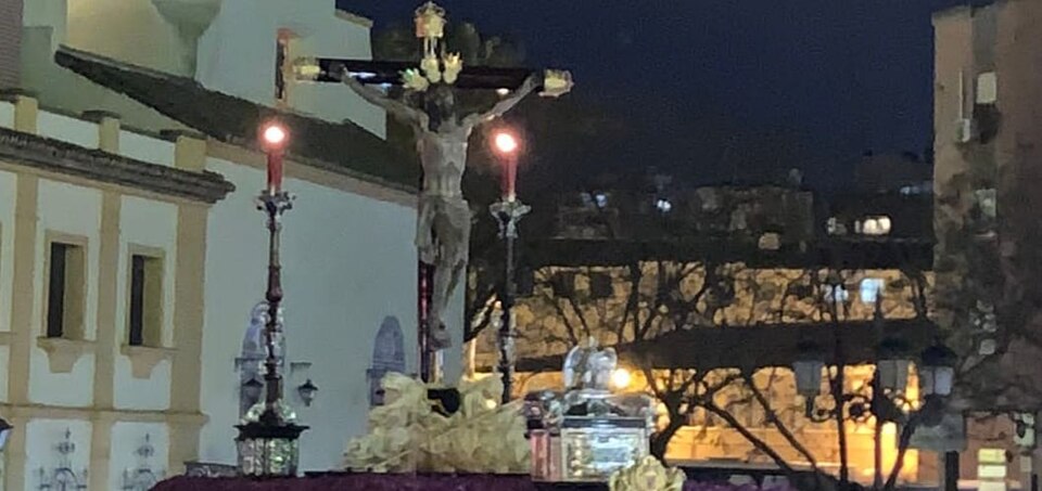 En Semana Santa-procession som lyser upp natten