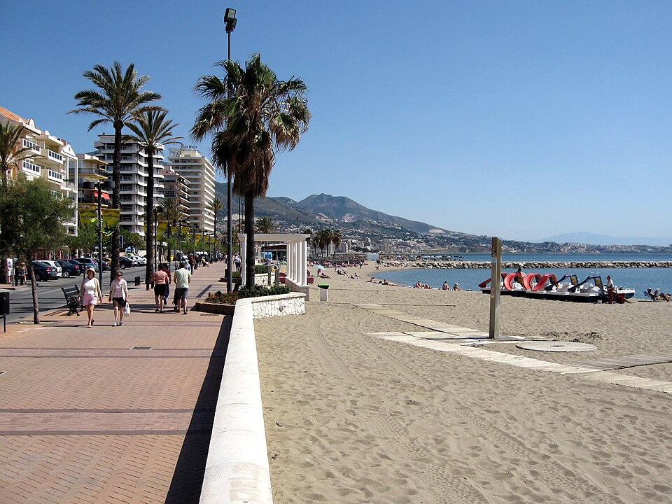 Strandliv längs strandpromenaden i Fuengirola