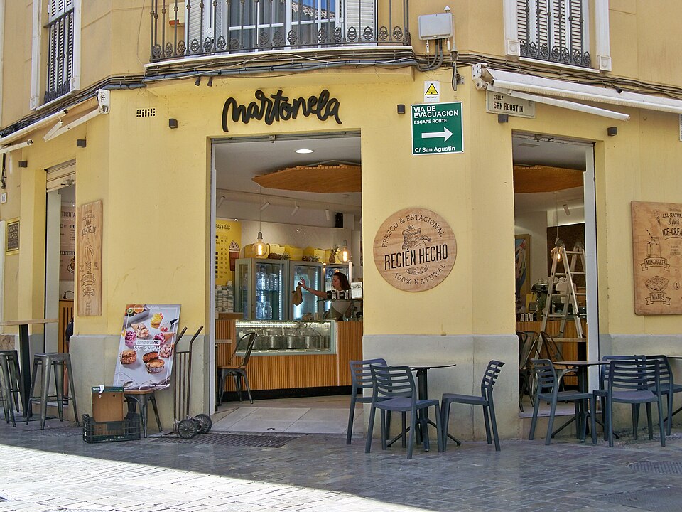 Uteserveringsbord utanför en heladería i Málaga