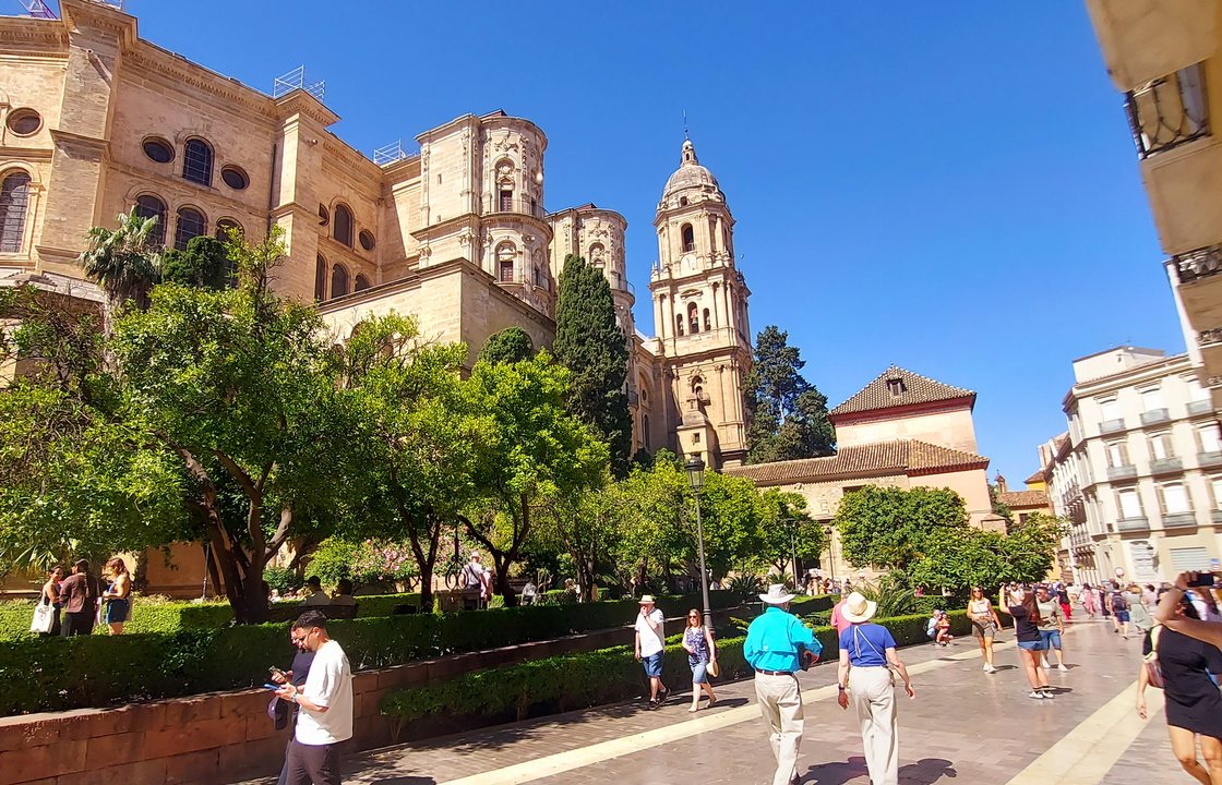 Málagas katedral fra haverne i Calle Císter