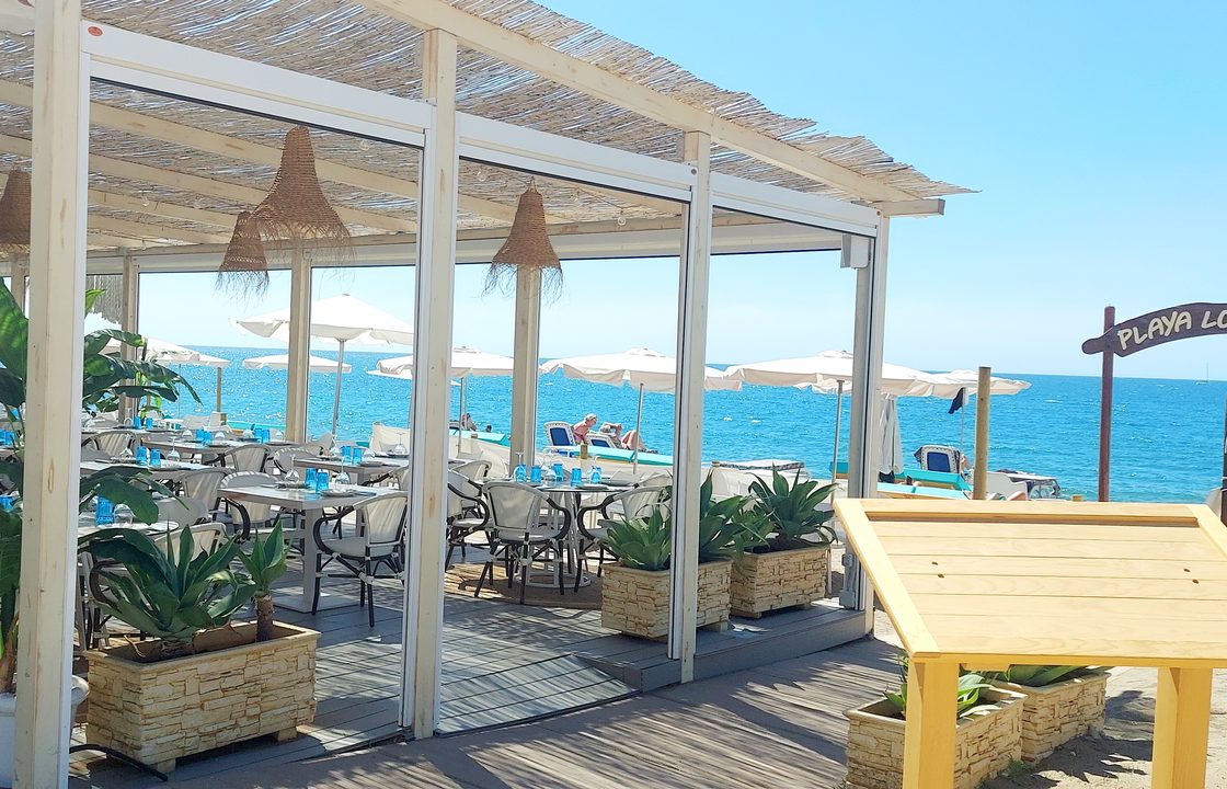 Borde med udsigt lige ud over havet på en chiringuito på Costa del Sol