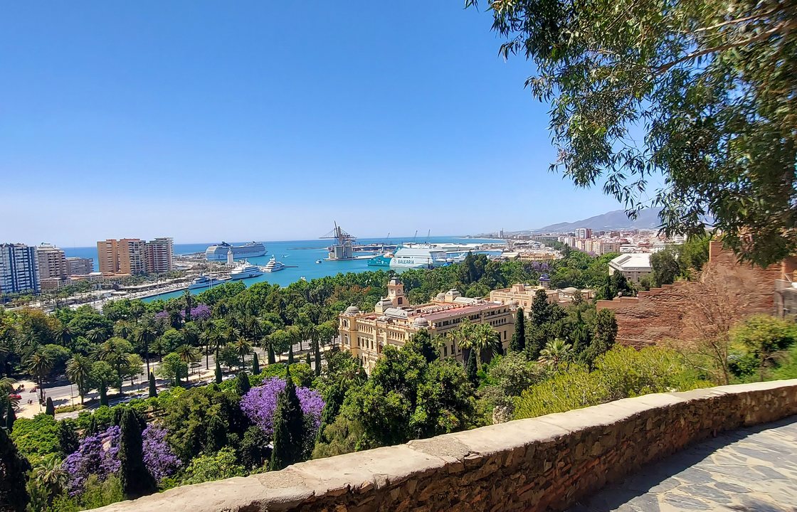 Málaga og havnen fra vejen op til Gibralfaro