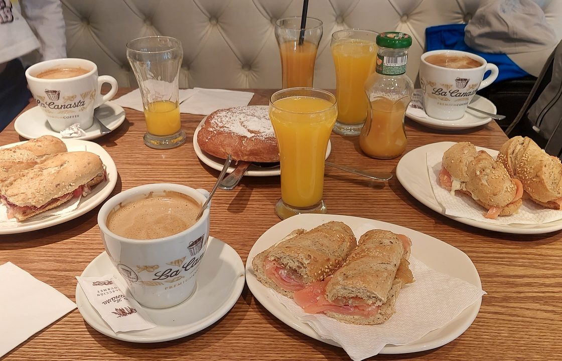 En morgenmad i Málaga: kaffe, appelsinjuice, »ensaimada« og laks-»flautas«
