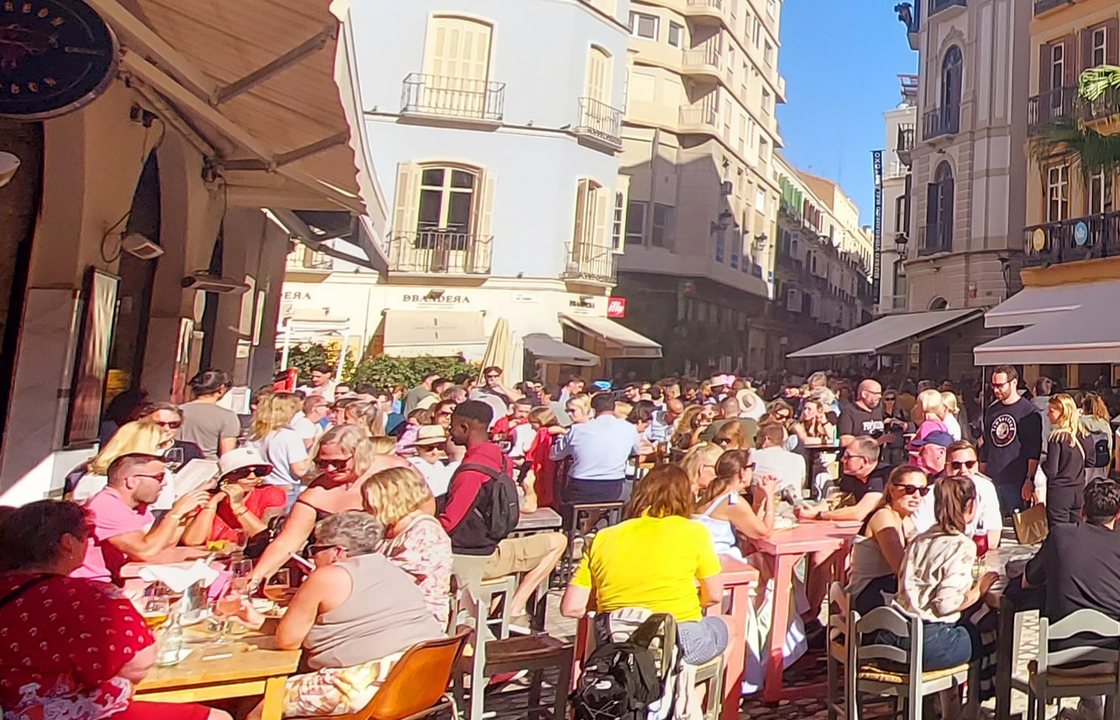 Fyldte udendørsserveringer på Calle Granada i Málaga