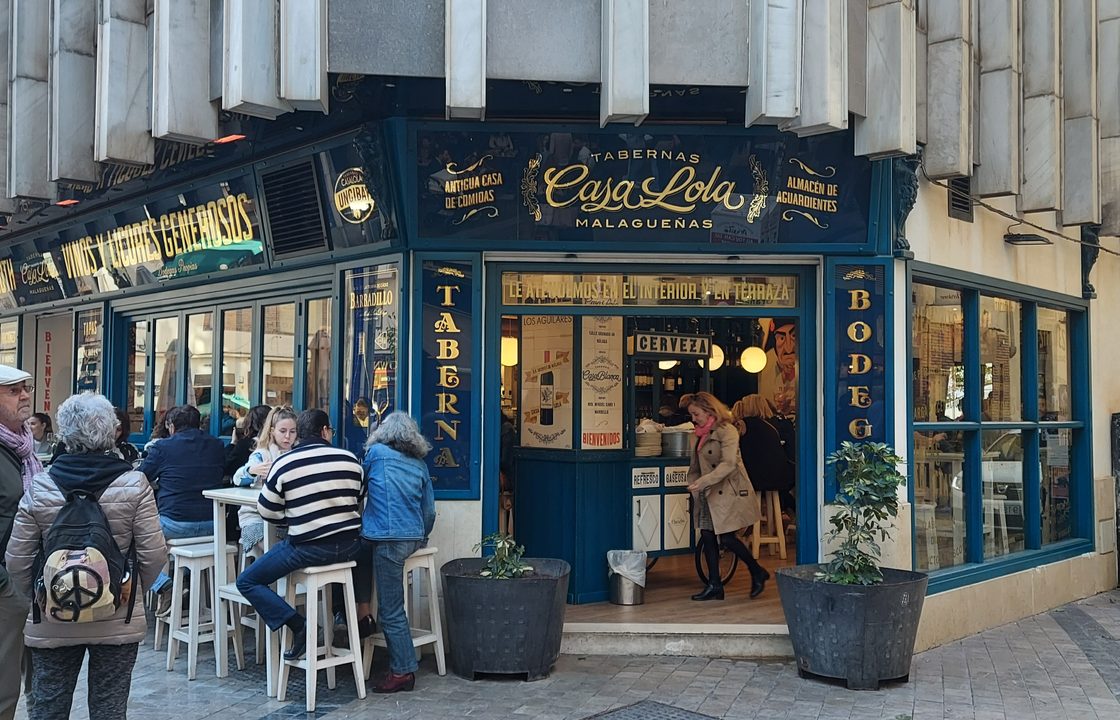 Folk der spiser tapas på Casa Lola ved Plaza Uncibay, en af Málagas mest kendte tabernaer